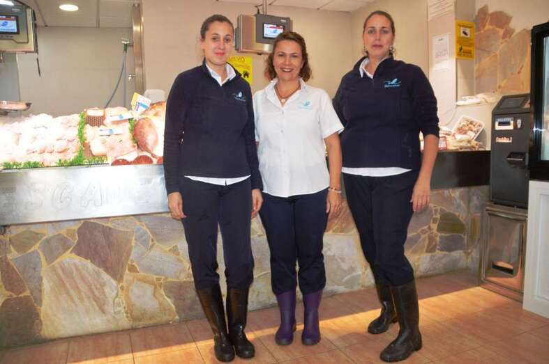 Andrea Pérez, gerente del negocio, junto a dos empleadas, en el remozado local de la calle de Alférez José Ascanio (Foto TA)